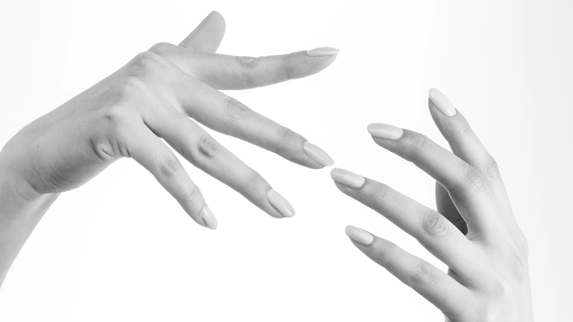 Imagen de las dos manos de una mujer mostrando sus uñas recién decoradas con las últimas tendencias en manicura